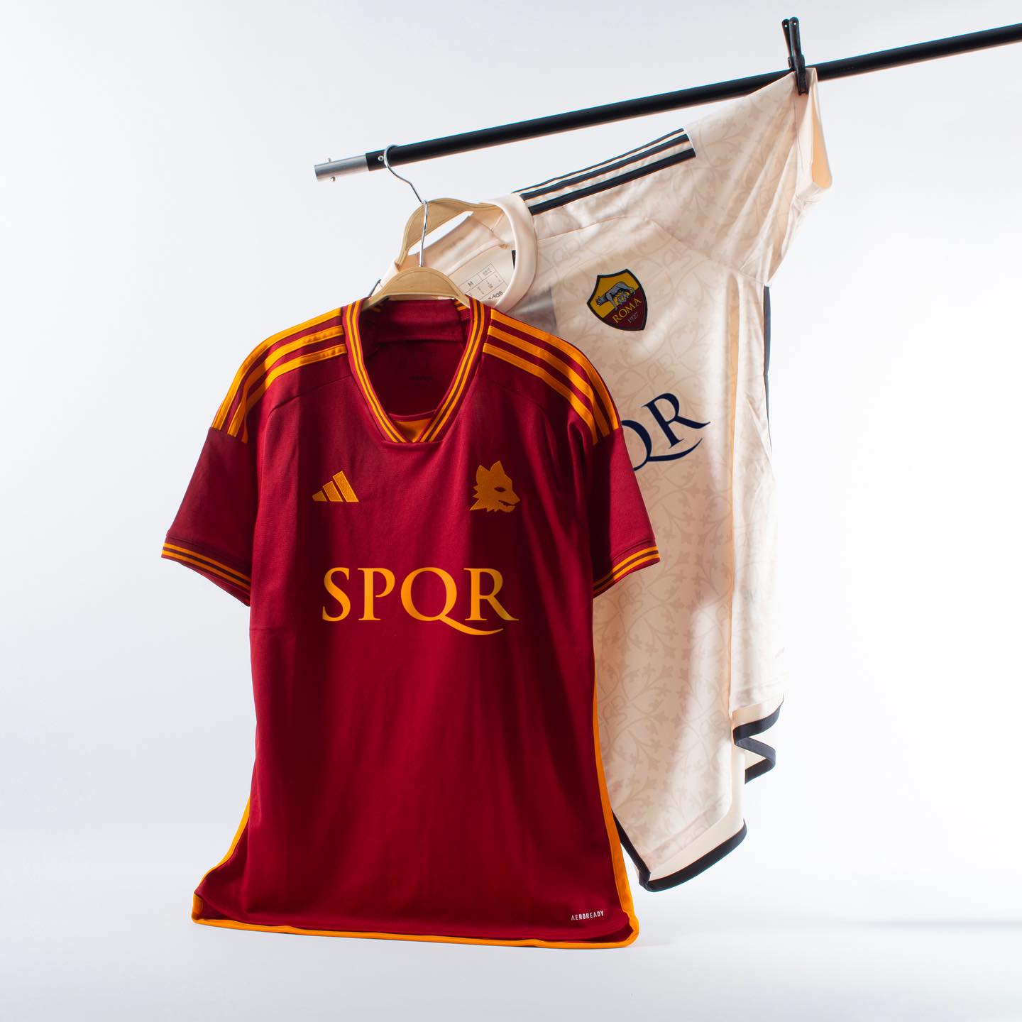 KITS ADIDAS AS ROMA SPQR 23 24 YA DISPONIBLES LOS MODELOS LOCAL Y CamisetasFutbolSorpresa